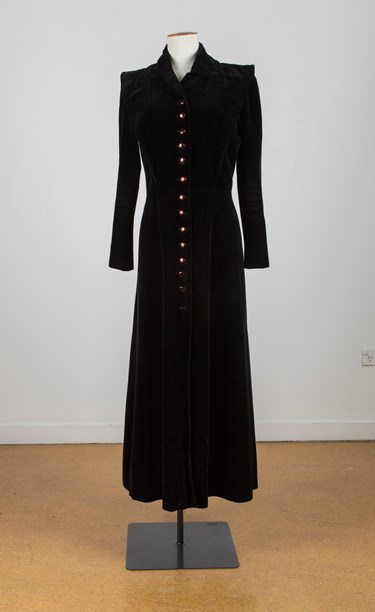 Long black velvet coat - New Zealand Fashion Museum
