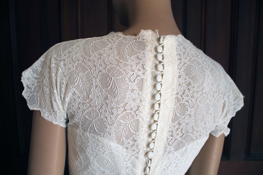 Wedding dress with v-shaped waist seam - New Zealand Fashion Museum